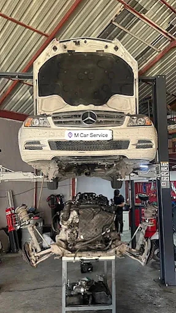 Liftte motoru indirilmiş Mercedes